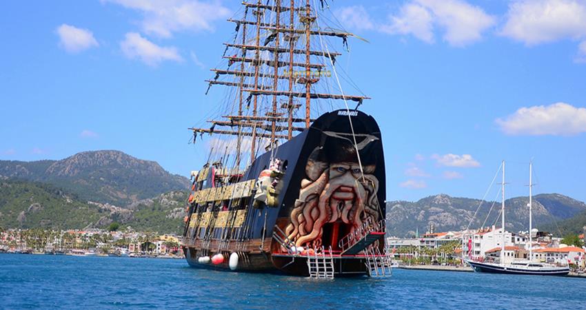 Пиратская яхта Барбосса в Мармарисе